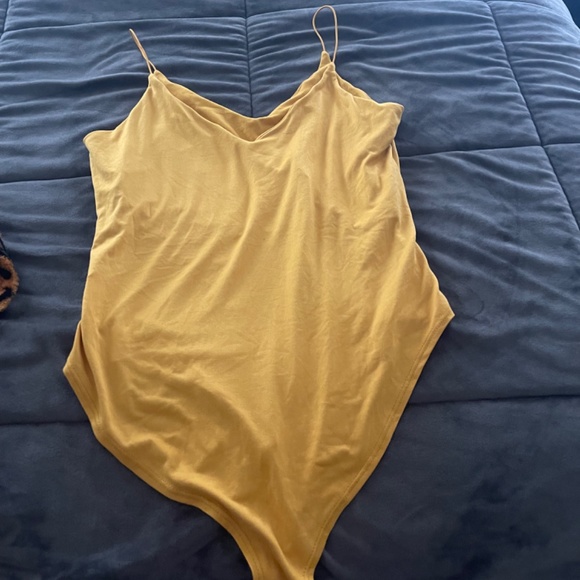 Body suit snaps at bottom - Picture 2 of 2